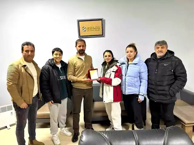 Ağrı Kadın Futbol Takımı, Sponsoruna Teşekkür Ziyareti Gerçekleştirdi