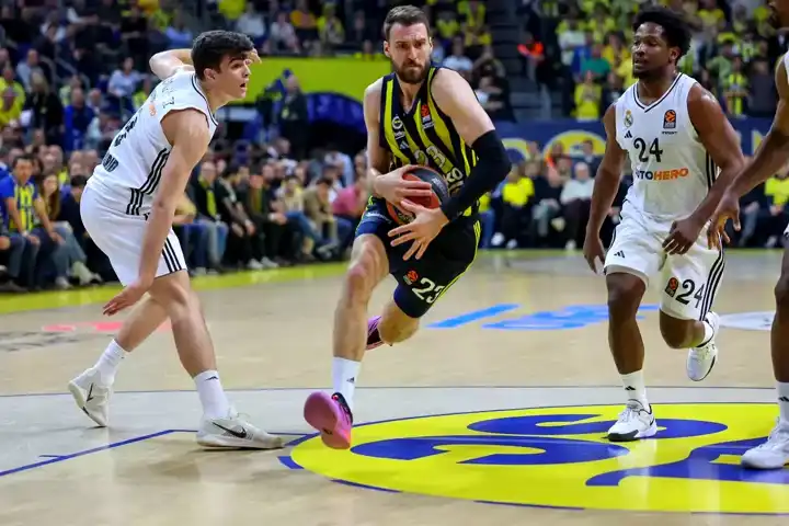 Fenerbahçe, Real Madrid'i 78-67 Yendi! EuroLeague İkinciliği Devam Ediyor