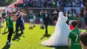 Düğün günü nikahın ardından sahada çiftetelli oynadılar