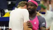 US Open'da Frances Tiafoe'dan Muazzam Geri Dönüş: İki Set ve Servis Kırdıktan Sonra Yarı Finale Yükseldi