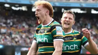 Allianz Stadium'da Northampton Şampiyonluk Kupasını Kaldırdı
