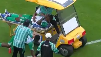 Ekvador Ligi'nde Sahaya Giren Mini Ambulans Futbolcuya Çarptı