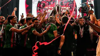 Amedspor, Süper Lig'e Yükselişinin Ardından Kupasını "Diren Ha" Şarkısıyla Kaldırdı