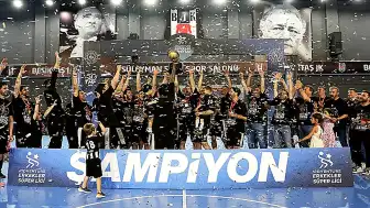 Beşiktaş Hentbol Takımı Şampiyonluk Kupasını Aldı