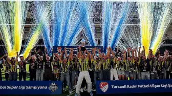 Fenerbahçe ArsaVev, Kadın Futbol Süper Ligi'nde Şampiyonluk Kupasını Kaldırdı