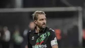 Sakaryaspor'da forma giyen Caner Erkin futbol kariyerini noktaladı