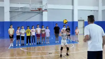 Eskişehir Tepebaşı Belediyesi Spor Kurslarında Voleybol Eğitimi Veriliyor