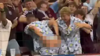 Aston Villa Taraftarından Gol Sevinciyle Pantolon Sıytma Olayı