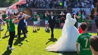 Düğün günü nikahın ardından sahada çiftetelli oynadılar