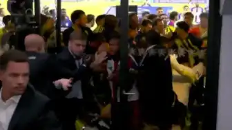 Fenerbahçe turu geçti, saha karıştı: Tünelde gerginlik çıktı