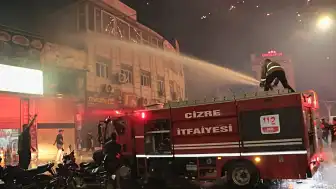 Cizre'de Amed Sportif Kutlamasında Havai Fişek Kazası: 3 İş Yeri ve Araç Zarar Gördü, İtfaiye Eri Yaralandı