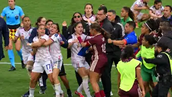 Kadın Futbolunda Final Sonrası Arbede: Venezuela Altın Madalyayı Kazandı, Şili'den Saldırı Girişimi