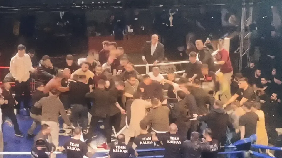 Türk ve Rus boksörlerin maçında ring kavgaya dönüştü