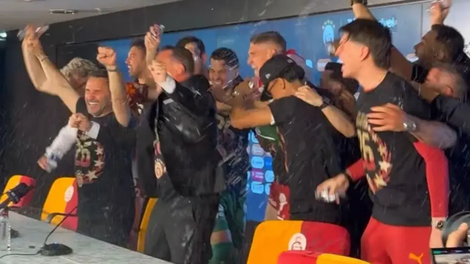 Galatasaraylı Futbolcular Teknik Direktör Okan Buruk'a Sulu Baskın Yaptı