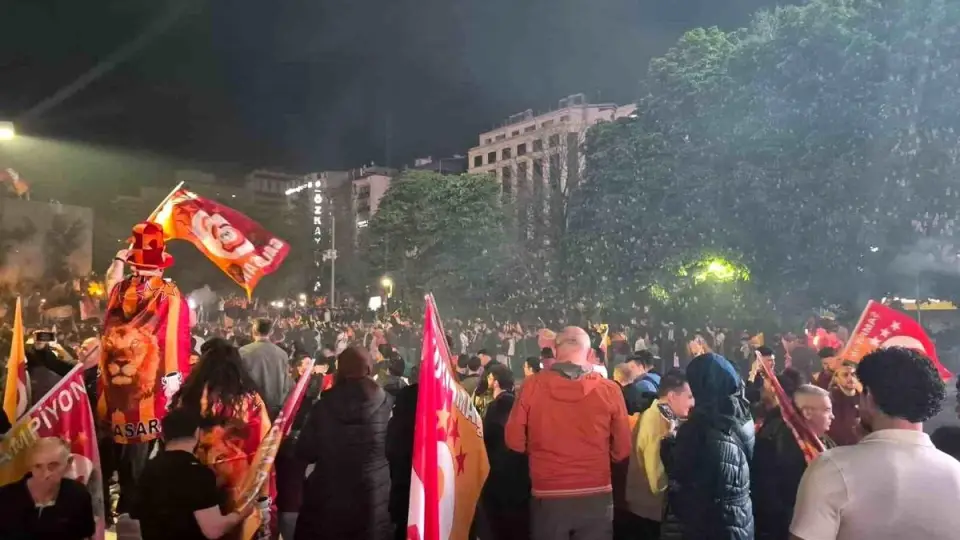 Galatasaraylı Taraftarlar Şampiyonluk Coşkusunu Paylaştı