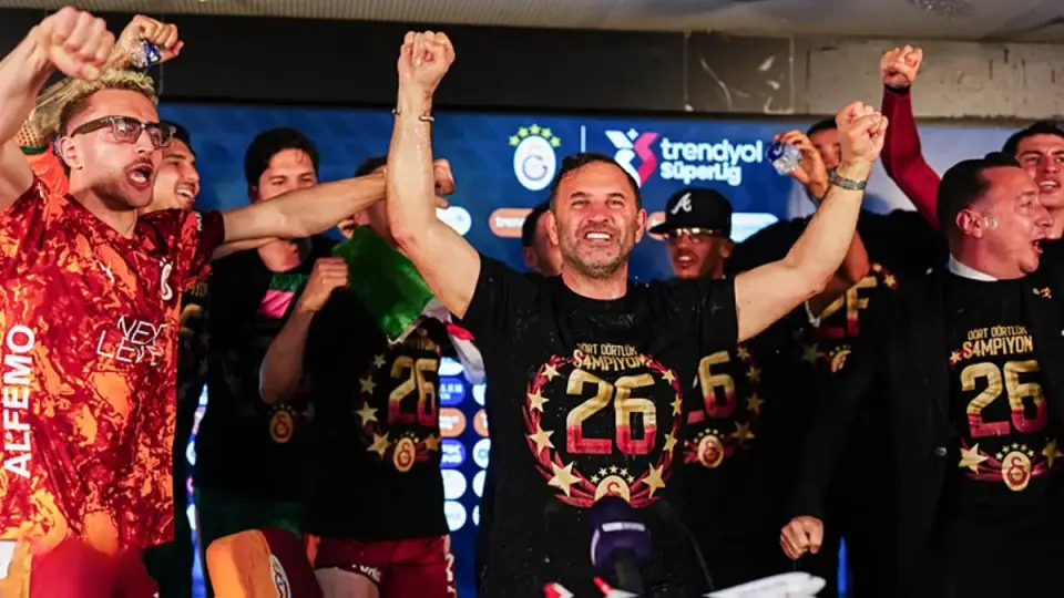 Galatasaraylı Futbolcular Basın Toplantısını Sulu Kutlamayla Bastı