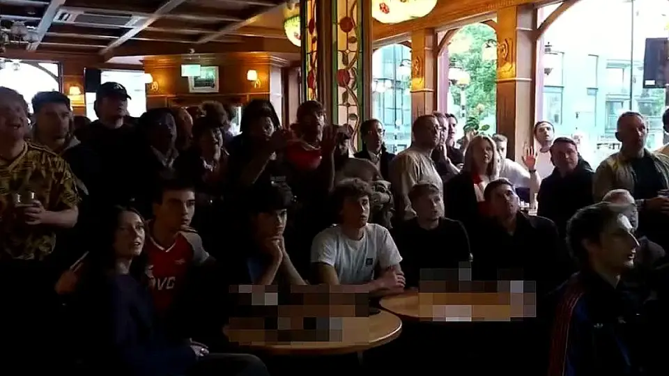 Arsenal, Manchester City'nin Bournemouth ile berabere kalmasının ardından 22 yıl sonra şampiyon oldu