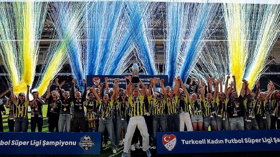 Fenerbahçe ArsaVev, Kadın Futbol Süper Ligi'nde Şampiyonluk Kupasını Kaldırdı