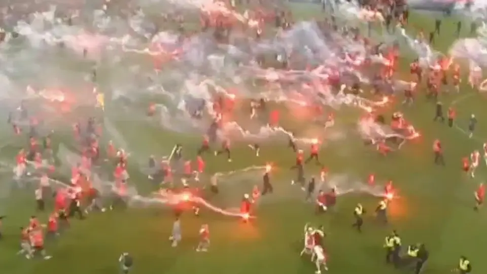 Futbol Maçında Taraftar Olayları: Sahaya Yüzlerce Kişiindi, Maç Yarıda Kaldı