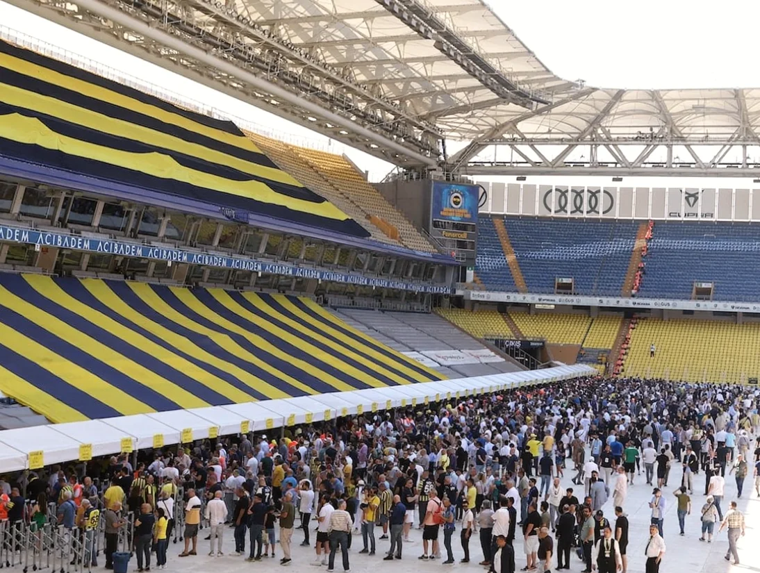 Fenerbahçe'de Seçim Belirsizliği Sürerken Galatasaray Zirvede Kalmaya Devam Ediyor