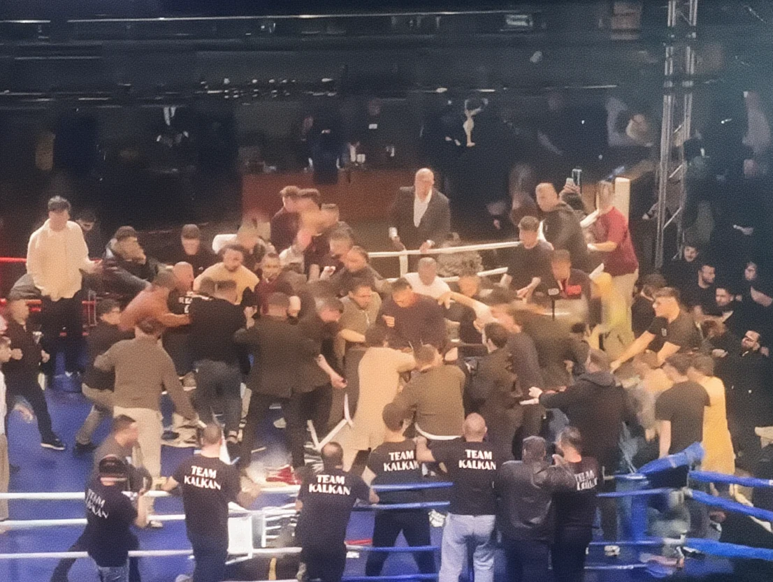 Türk ve Rus boksörlerin maçında ring kavgaya dönüştü