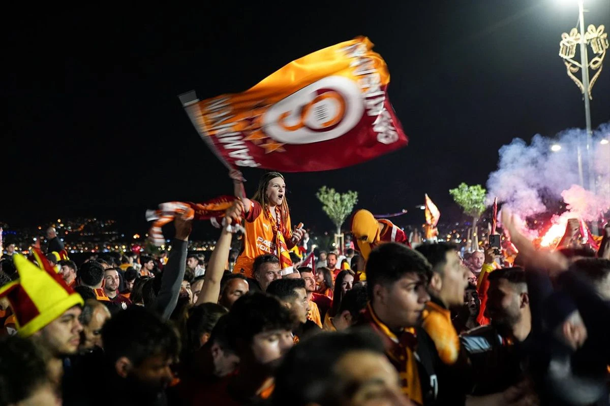 Galatasaray, Trendyol Süper Lig'de 26. Şampiyonluğunu Taraftarlarla Kutladı