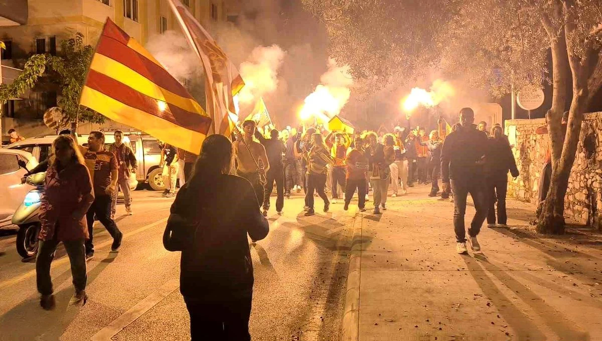 Galatasaraylı taraftarlar şampiyonluğu kutladı