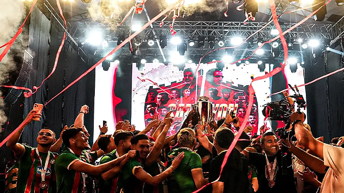 Amedspor, Süper Lig'e Yükselişini Taraftarıyla Kutladı