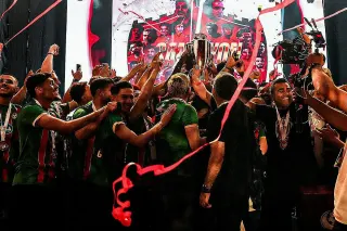 Amedspor, Süper Lig'e Yükselişinin Ardından Kupasını "Diren Ha" Şarkısıyla Kaldırdı
