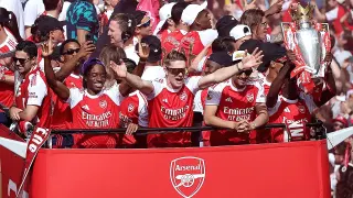 Arsenal, 22 Yıl Aradan Sonra Gelen Şampiyonluğu Taraftarlarıyla Kutladı