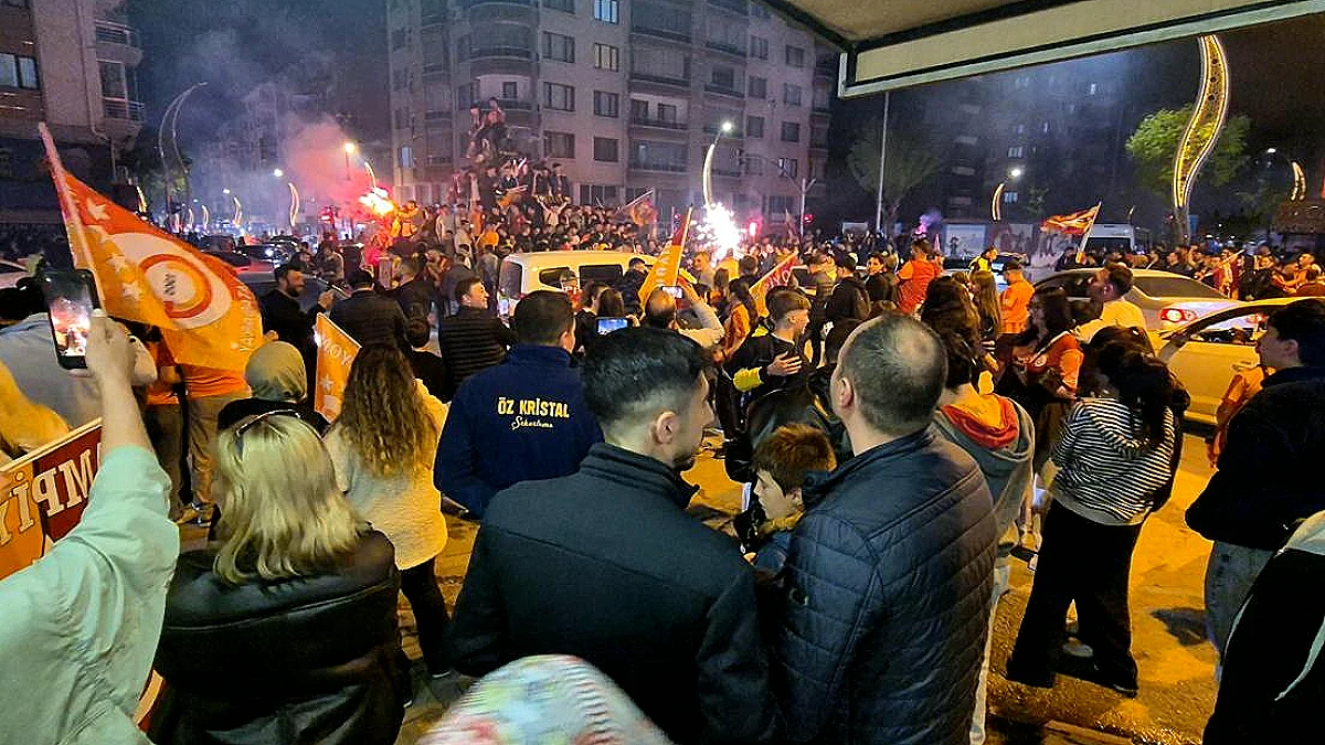 Galatasaray'ın Şampiyonluğu Afyonkarahisar'da Coşkuyla Kutlandı